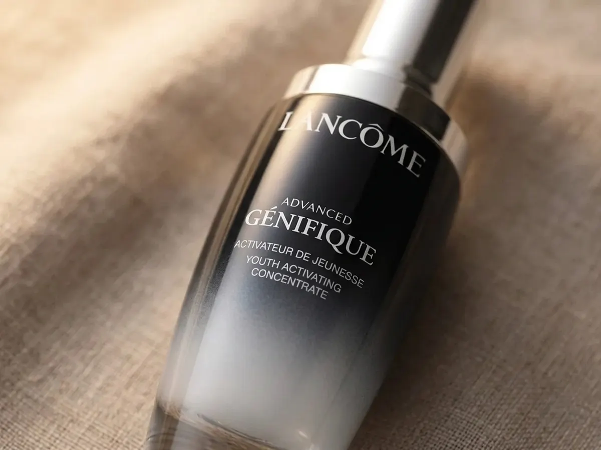 Lancôme Génifique Serum, product label details in close focus