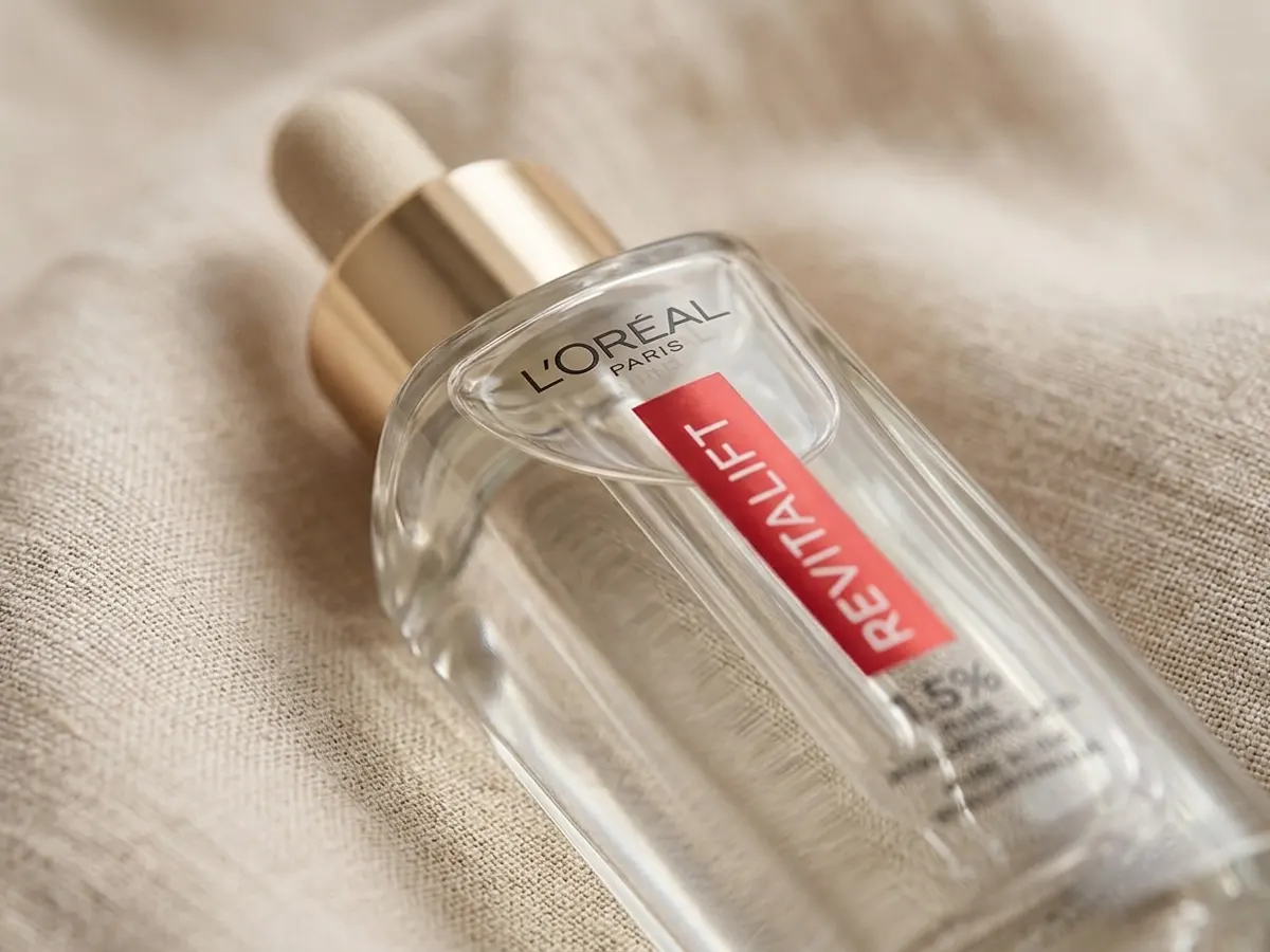 L'Oreal Paris Revitalift Hyaluronic Acid Serum, detailed view of packaging and glass surface