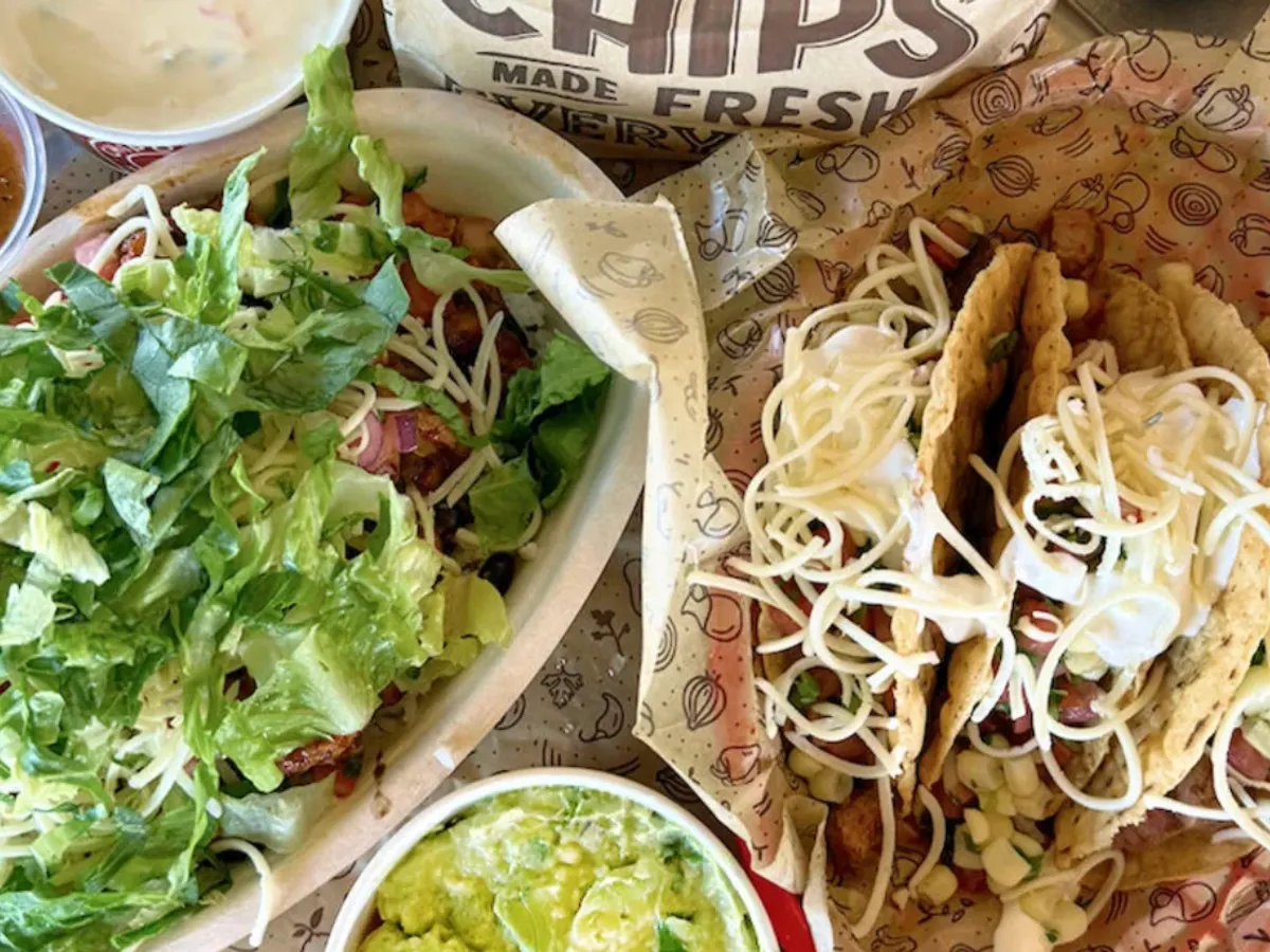 Chipotle Entrée — free sample: BOGO FREE entrée in-store on Nov 26, 4 PM–close.
Get $0 delivery Nov 28–Dec 1 with code CYBER25.
P