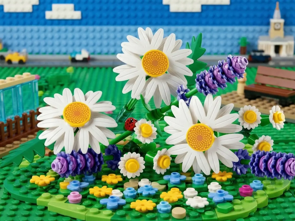 LEGO Botanicals Daisies Set — free sample: Get a FREE LEGO Botanicals Daisies Set from Walmart with TopCashback—adjustable stems, no watering n