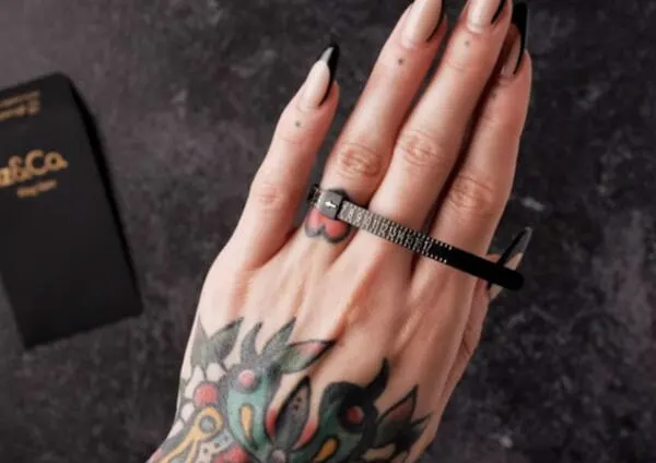 Iz&Co. Ring Sizer for Free: free sample: If you are still not sure what your ring size is, with this ring sizer from Iz&Co., you can find you